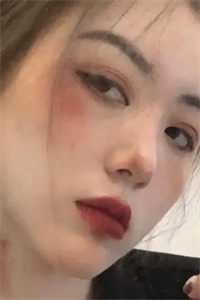 穿成丑女后，想掐死我的男主反悔了